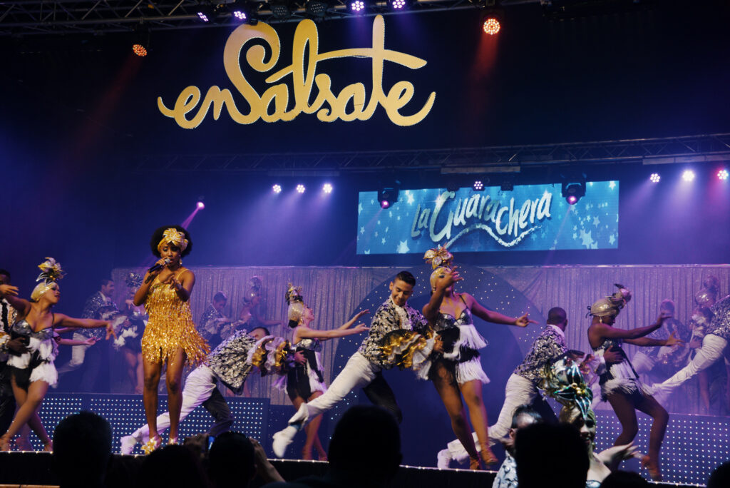 Ensálsate Bailarines en escenario